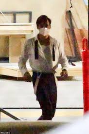 Don't worry, darling tells a story about clifford (harry styles) and evelyn (florence pugh), a couple who lives in the 50s, the typical american dream: Harry Styles And Florence Pugh Are Spotted Filming Don T Worry Darling The Day Before Thanksgiving Daily Mail Online