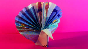 Zaubern sie aus einem geldschein eine zauberhafte blume oder einen imposanten schwan. Geldschein Falten Vogel Pfau Mit Geld Falten Zur Hochzeit Diy Geldscheine Falten Youtube
