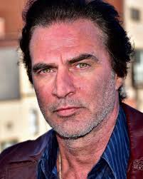 Hoy cumple 63 años John Enos III. Felicidades 🎂 John Enos III es un actor  de cine y televisión estadounidense.​ Estatura: 1,85 m John Enos III nació  en Bayonne, Nueva Jersey, el