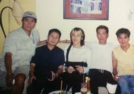 Việc hoài linh im lặng sau gần 6 tháng quyên góp mà không có thông báo mới về việc sử dụng tiền để giúp đỡ người dân miền trung khắc phục khó khăn như thế nào, khiến danh hài nhận khá nhiều ý kiến trái chiều. Ngá»¡ Ngang TrÆ°á»›c Váº» Lang Tá»­ Cá»§a Nghá»‡ SÄ© Hoai Linh Thá»i Tráº»