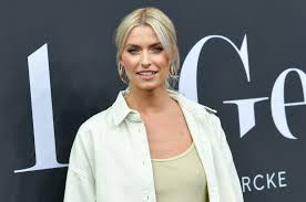 1+1=3, schreibt das model dort, dahinter drei. Lena Gercke Schwanger Hier Zeigt Sie Ihren Baby Bauch Doch Dieses Detail Bleibt Geheim News De