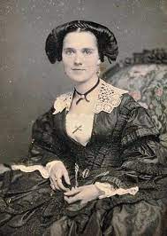 Victorian Women Hairstyles One Of The Most Strangefashion Of All Times Vintage Portraits Victorian Women Victorian Hairstyles