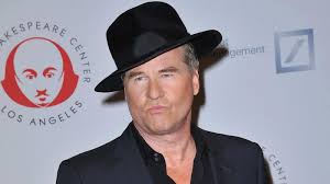 Auch val kilmer wurde als batman meist wohlwollend von den. Val Kilmer Rachenkrebs Luftrohrenschnitt Doch Er Fuhlt Sich Grossartig