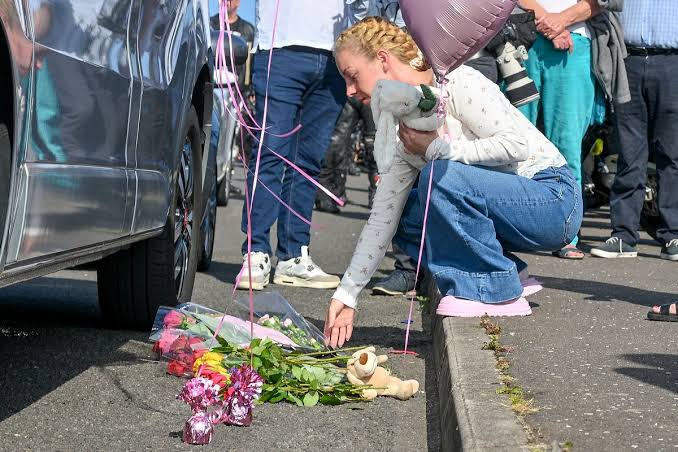 Hundreds of mourners pay tribute to tragic 'murdered' schoolgirl Minnie  Merriman - The Mirror
