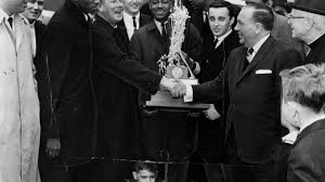 Les Hunter, Loyola's 'Game of Change' and national championship star, dies  at 77: 'The Loyola family has lost a true legend'