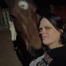 does anyone in Watford City make cakes for dogs?