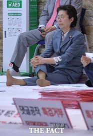 Tfì‚¬ì§„ê´€ ë³¸íšŒì˜ ì €ì§€ ìœ„í•´ ë°œë²—ê³  ë‚˜ì„  ìžìœ í•œêµ­ë‹¹ ë§¤ì¼ê²½ì œ