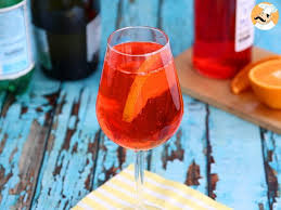 Spritz Le Celebre Cocktail Italien A L Aperol Recette Ptitchef Recette En 2020 Cocktail Italien Recette Spritz Spritz