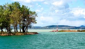 In de zomer komen er tienduizenden toeristen op het meer af. Haven Aan Het Balatonmeer Hongarije Balatonboglar Royalty Vrije Foto Plaatjes Beelden En Stock Fotografie Image 77314577