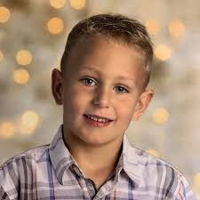 Are there nearby lakes for swimming and picnic?