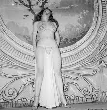 Enter The Captivating World Of Burlesque In The 1950s Tempest Storm Burlesque Vintage Burlesque
