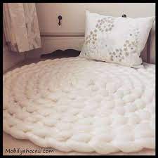 Yatak odası halıları, üretiminde kullanılan materyallerin yanı sıra değişik boyut ve şekillerdeki çeşitlerine göre de sınıflandırılmaktadır. Yatak Odasi Halilari 2021 En Guzel Hali Takimi Modelleri