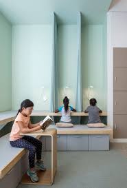 A I Designs New York City School With Colourful Panels And Tiered Seating Interior Design School School Interior Interior Design Institute
