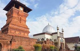 Tuliskan nama bangunan dan keunikannya pada kotak berikut. 7 Masjid Unik Yang Cocok Untuk Wisata Religi