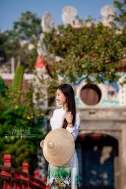 Nữ sinh áo dài trắng chụp ảnh bên cầu Thê Húc