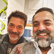 Le célèbre @enriquearceactor "Arturo Roman" dans Casa de Papel en cession  shopping a la boutique DAMAT à Madrid! Ils vont être classes pour la saison  3 de Casa de Papel...