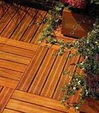 Comment poser des dalles de terrasse en bois ?