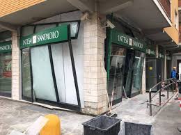 Corso carbonara 37 r, genova (ge) Banda Del Botto A Colognola Danni Pesanti Alla Filiale Di Intesa Sanpaolo Corriere It