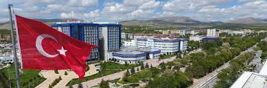 7/24 yaşayan kampüs yaşar üniversitesi konserler, sergiler, atölye çalışmaları, film festivalleri, tiyatro gösterileri ve sanatsal projeler ile sanatın nabzını tutmaya devam ediyor. Selcuk Universitesi