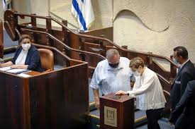 הבוקר בשעה 11:00 תתכנס מליאת הכנסת לישיבה מיוחדת לבחירת נשיא מדינת ישראל האחד עשר, פניה וקולה של. Crhzkw7xlar7ym