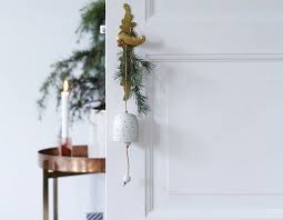 12 couronnes en decoration de porte special halloween design feria. Les Plus Jolies Decos De Portes De Noel Elle Decoration