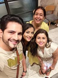 Celebrating the 25th anniversary of the ITA Awards 🌟 Fun and laughter with  friends ❤️ #ITAAwards #StarryNight . . . Outfit: @archiesethnicstudio  Stylist: @stylingyour_soul01