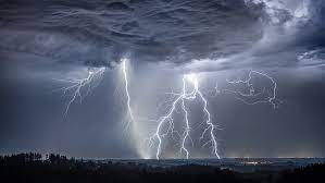 Should You Unplug Your Laptop During A Thunderstorm Lightning Photography Lightning Lightning Strikes