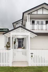 The Entry To His Home In Brisbane Is So Inviting Hallwaysandentrys Hamptons House Exterior Hamptons House Facade House