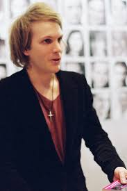 Christopher hampton and florian zeller became the first remote winners on tonight's oscar show, accepting their best adapted screenplay trophies from the pair triumphed for their screen version of zeller's play, the father, which was first performed in french in 2012. Florian Zeller Autor Wikipedia