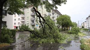 Am abend gibt es meist bewölktes, aber trockenes wetter. Unwetter Gewitter In Zentralschweiz Eine Person In Obwald In Lebensgefahr Auf Dem Pilatus Windspitzen Von 161 Kilometer Pro Stunde