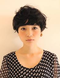 外国の女の子風ガーリーショート 黒髪パーマ 女性 髪型 ショート モダンヘアカット