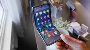 If you are wondering whether to choose a samsung galaxy z flip or a samsung galaxy fold, here are just some of the differences to keep in mind.first, the galaxy z flip comes with android 10 whereas the samsung fold uses android 9.0 with samsung one ui. Samsung Galaxy Z Flip Price Specs And Best Deals