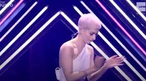 Le pays est représenté par james newman et sa chanson embers  1  , sélectionnée en interne par la bbc. Eurovision 2018 La Prestation Du Royaume Uni Troublee Par Un Homme