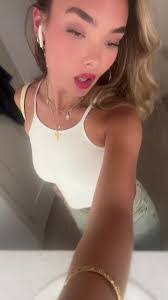 Hannah Kingry's Instagram, Twitter & Facebook