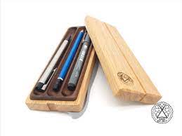 stifteetui aus holz mit gummibandverschluss federkasten zur aufbewahrung von drei stiften moderner griffelkasten aus eiche und nussbaum stifte etui etui holz