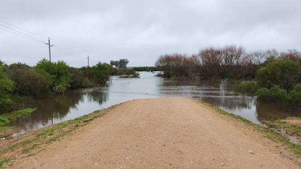 Las lluvias mantienen caminos, pasos y accesos anegados en distintos puntos del departamento