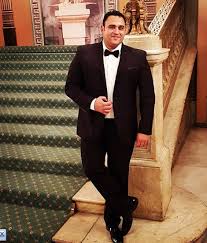 أكرم حسني إعلامي وممثل مصري، مواليد 10 سبتمبر 1974، حصل على بكالوريوس الإعلام من جامعة القاهرة، كما حصل على دبلومتين في العلاقات العامة، وهو متزوج ولديه ابنتان. Ø£ÙƒØ±Ù… Ø­Ø³Ù†ÙŠ ÙŠÙƒØ´Ù Ø­Ù‚ÙŠÙ‚Ø© ØªØ£Ø¬ÙŠÙ„ Ù…Ø³Ù„Ø³Ù„Ù‡ Ø§Ø³Ù…Ù‡ Ø§ÙŠÙ‡ Ø¨ÙˆØ´ Ø¹Ø±Ø¨ÙŠØ© Ù†ÙŠÙˆØ²