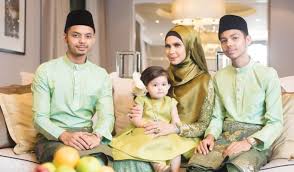 Girls wearing baju kurung always turn me black is my family's colour theme for this year raya. Keluarga Che Ta Raya Sakan Harian Metro