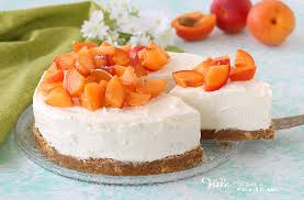 Ho voluto proporvi questa sbriciolata con la confettura di albicocca perché trovo che la dolcezza di questi frutti doni un gusto delicato e fresco a questo dolce. Cheesecake Alle Albicocche Dolce Senza Cottura Fresco E Veloce