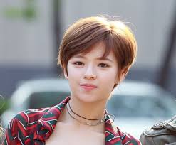 Style rambut ini adalah mode rambut dengan potongan poni pendek yang dibuat belahan poni pinggir dan rambut yang dibuat bergelombang. Model Rambut Pendek 2019 Model Rambut Pendek 2019 Korea