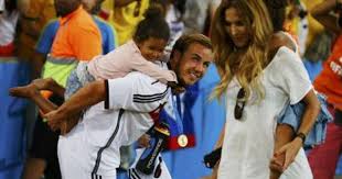 Copa 2014 Jogadores Da Alemanha Ganham Beijos E Abracos Das Suas Mulheres Apos Serem Campeoes Namorado Jogador De Futebol Campeao E Jogadores Da Alemanha