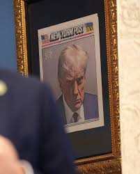 Trump Displays Notorious Mugshot INSIDE the White House to Oval Office ...