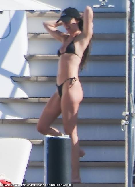 Bikini-clad Dakota Johnson and Kate Hudson cuddle up on star-studded yacht  alongside Tom Brady and more | Daily Mail Online