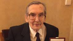 Generálové, sportovci i zbrojař. Přečtěte si jméno po jménu, koho  vyznamenal prezident Zeman