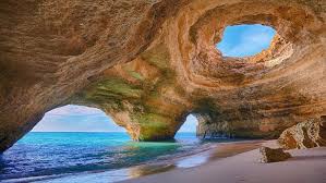 It has an area of 4,997 km2 (1,929 sq mi) with 451,006 permanent inhabitants, and incorporates 16 municipalities. Portogallo Algarve Natura Da Vivere Tour Operator