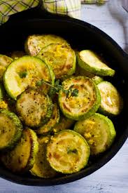 Gebratene Zucchini Mit Knoblauch Thymian Und Zitrone Foodtempel Rezept Gebratene Zucchini Fleisch Gerichte Zucchini Gemuse