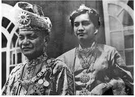 Tunku kurshiah binti almarhum tunku besar burhanuddin is the former tunku ampuan or queen of negeri sembilan. Tunku Puan Besar Kurshiah Permaisuri Penuh Bakti The Patriots