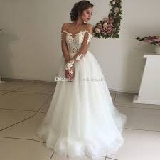 Meghan markles hochzeitskleid hingegen ist pur, minimalistisch und klassisch modern. Grosshandel Moderne Lange Armel Spitze Illusion Halsausschnitt Brautkleider Backless Appliques Tull Brautkleid Sweep Zug Country Wedding Kleid Von Weddingsalon 101 26 Auf De Dhgate Com Dhgate