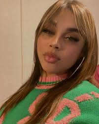 Left my husband to chase an inmate where I worked for a month 😂