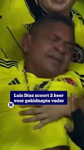 Emotionele beelden uit Colombia: de vader van voetballer Luis Díaz werd  enkele dagen geleden vrijgelaten nadat hij wekenlang ontvoerd werd door  guerrillabeweging ELN. Toen hij vanuit het publiek zijn ...